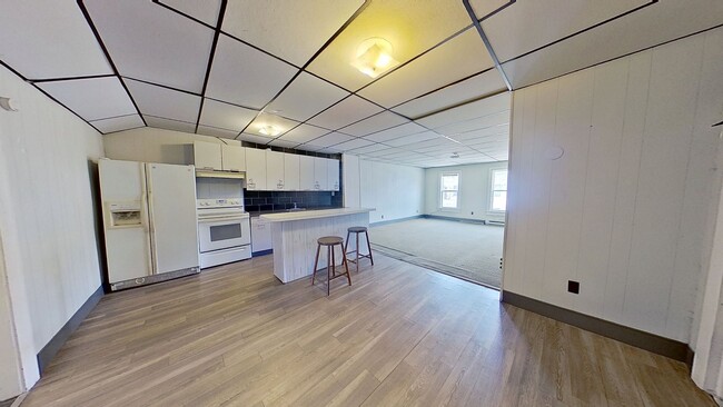 Foto del edificio - Spacious 2nd Floor Apartment