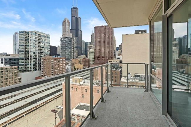 Building Photo - 720 S Clark St