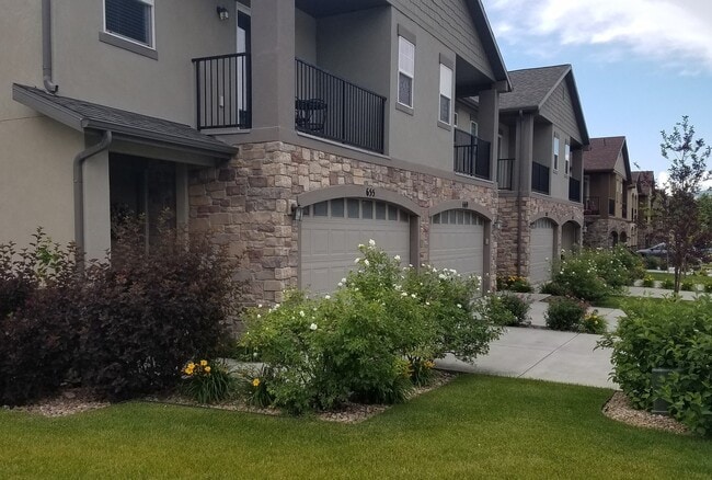 Photo - 3 Bed Townhome with Mountain Views and Community Pool