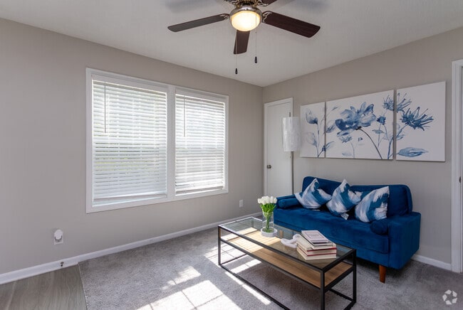 1BR,1BA - 689SF - Living Room - The Ridges