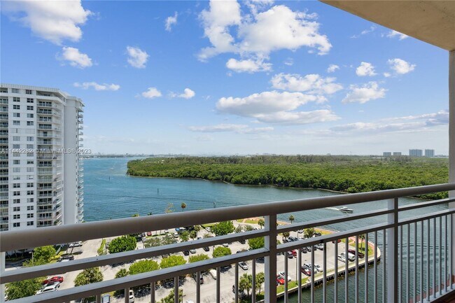 Building Photo - 400 Kings Point Dr