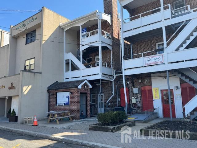 Building Photo - 16 N Ave W