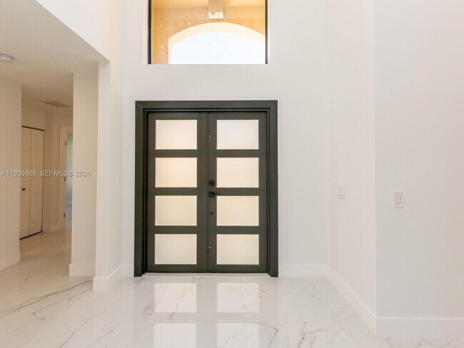 Foto del edificio - 381 Cameron Dr