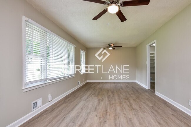 Foto del edificio - REDUCED! - NOW OFFERING THE FIRST FULL MON...