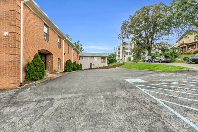 Building Photo - 2 bedroom townhome in North Shore AVAILABL...