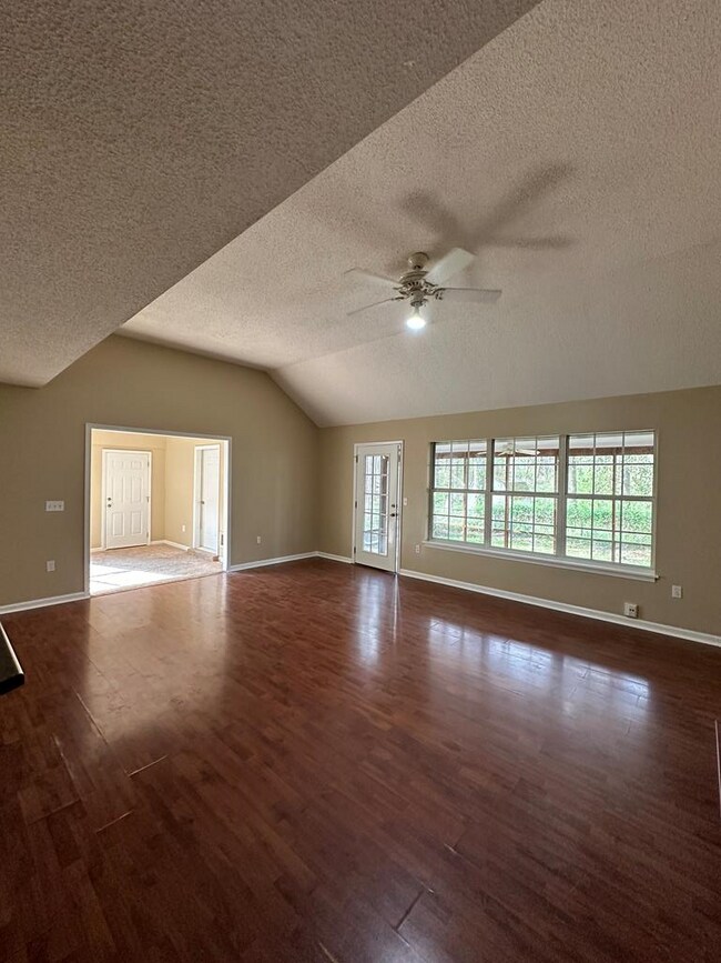 Foto del edificio - 910 Crawford Cir