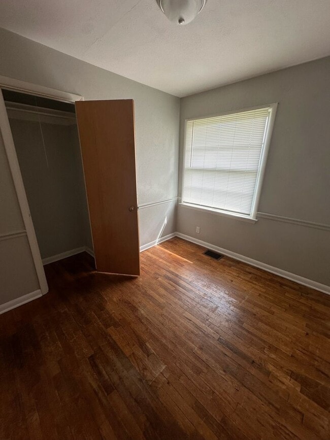 Building Photo - Cozy Home