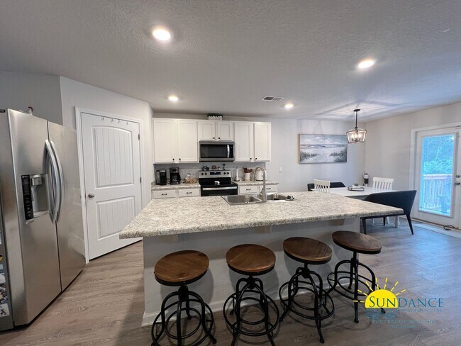 Foto del edificio - Stunning 5 Bedroom Home in the New Lakerid...