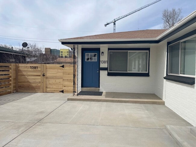 Building Photo - Gorgeous remodeled 2 bedroom in Triplex!