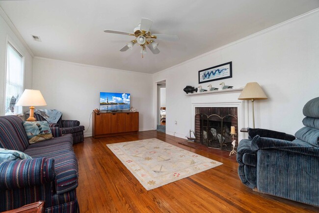Building Photo - Waterfront, furnished home with a boat dock