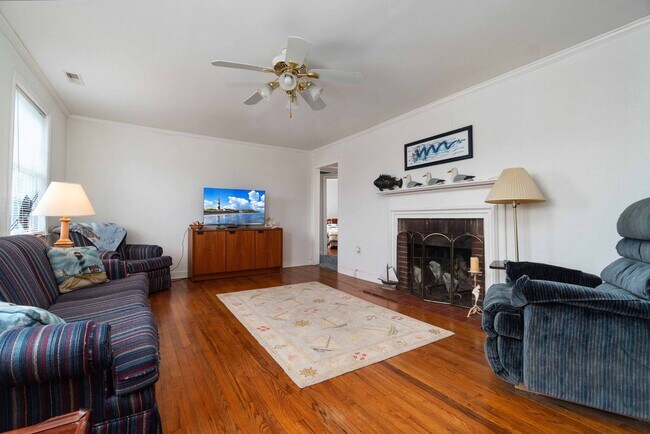 Foto del edificio - Waterfront, furnished home with a boat dock