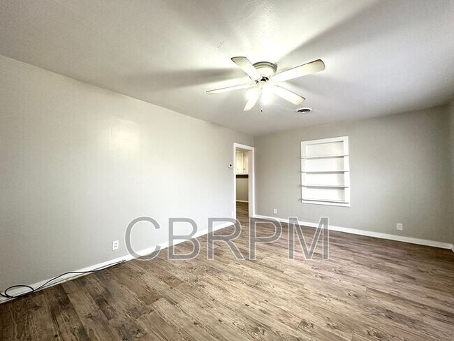 Building Photo - 1040 W Dickens St