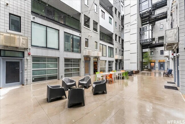 Foto del edificio - 360 W Broadway