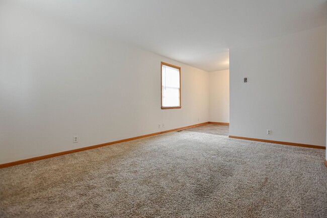 Building Photo - Three Bedroom with Basement!