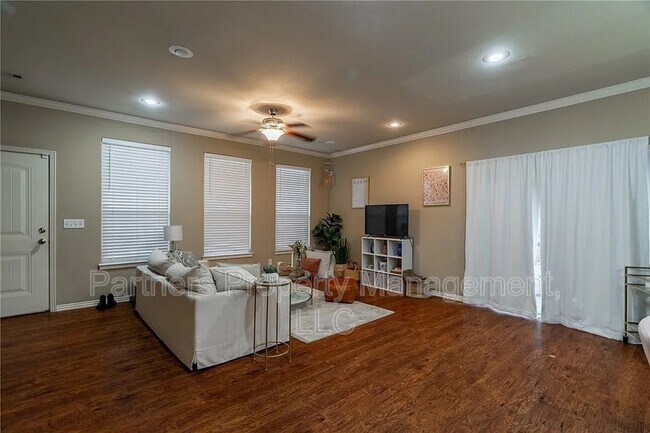 Foto del edificio - 606 N Tennyson Ln