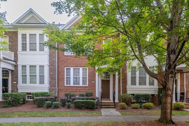 Foto del edificio - Gorgeous Townhome in the Heart of Fort Mil...