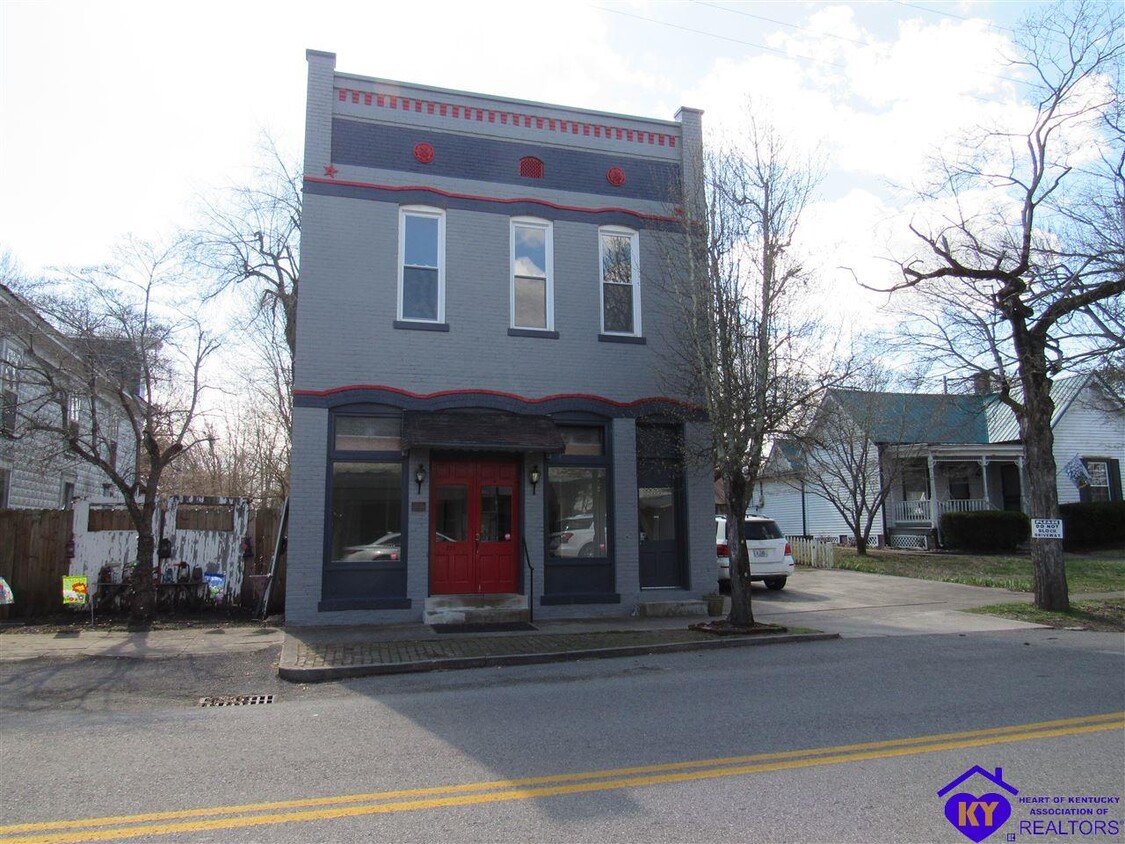 Foto principal - 211 E Main St