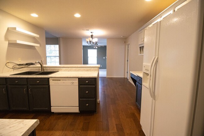 Building Photo - Stunning 3Bed/2BA Home with Dual Living Spaces/Garage