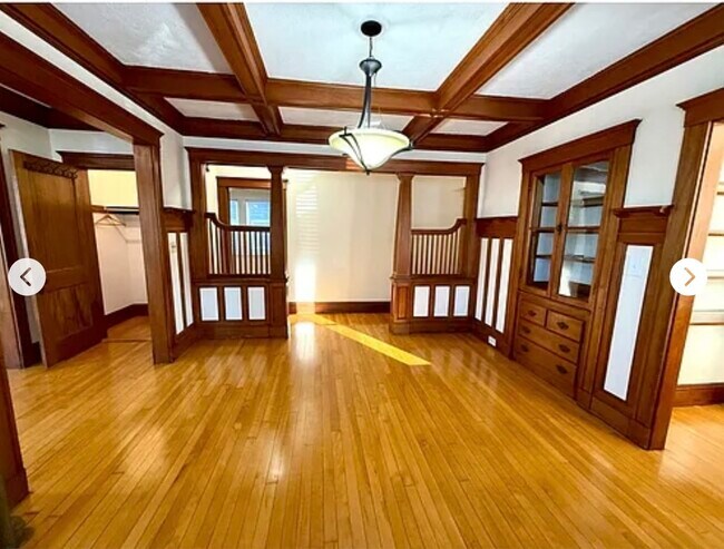 Building Photo - 389 School St