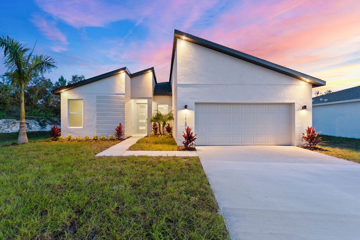 Primary Photo - Recently Built! !Modern, energy efficient ...
