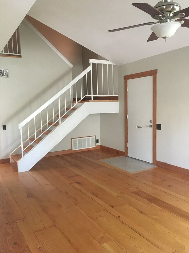 Building Photo - Valencia - Upgraded 3 bedroom, 2 bath condo near golf course