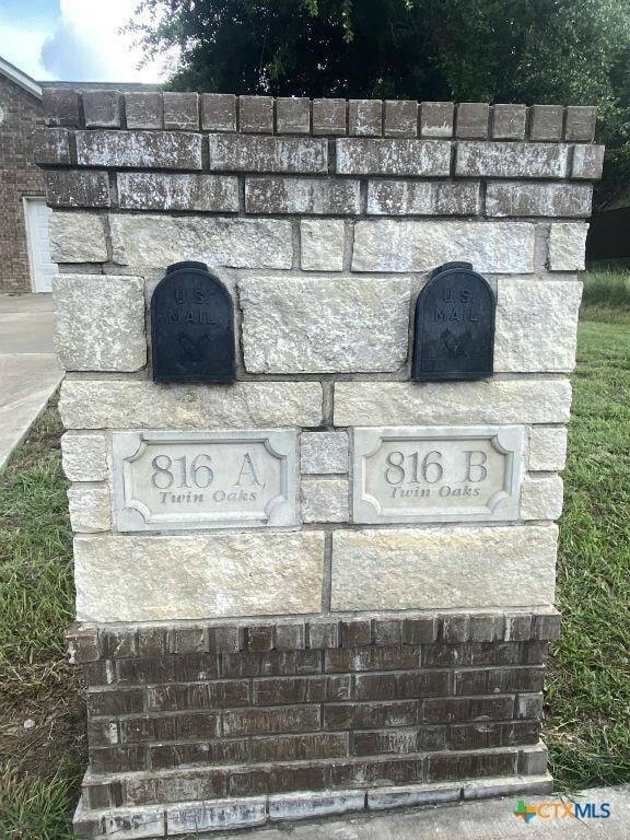 Building Photo - 816 Twin Oaks Dr