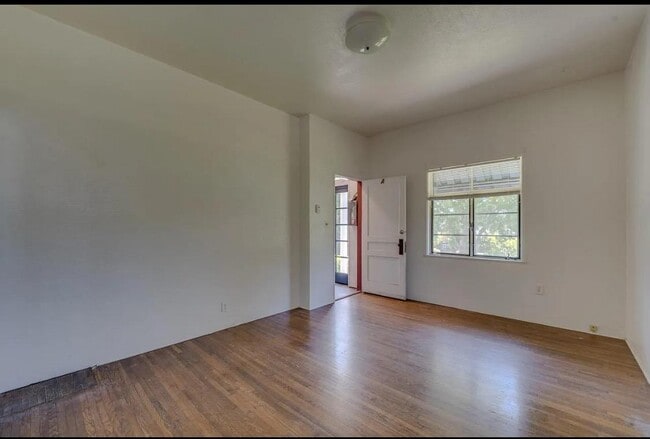 Building Photo - 1830 De La Vina St.