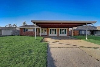 Building Photo - 2600 SW 78th St