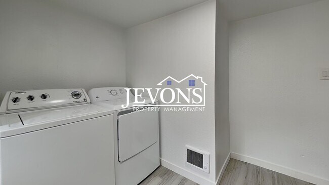 Foto del edificio - 630 N Skyline Dr