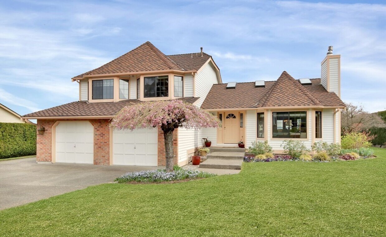 Foto principal - Stunning large 3 bedroom home in West Auburn available now!! $1000.00 off December rent if moved ...