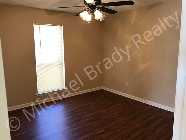 Building Photo - Move in Special! One Bedroom Condo! $99 deposit!