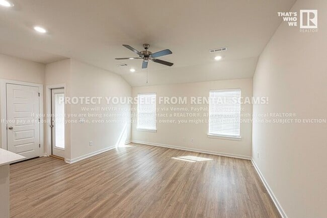 Building Photo - 3801 Pinecrest St