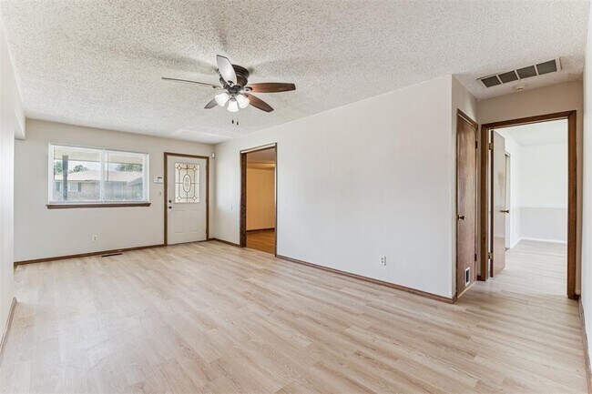 Foto del edificio - 121 Larry Ave