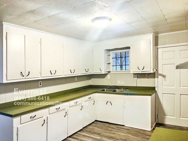 Building Photo - 2649 Brookwood Dr