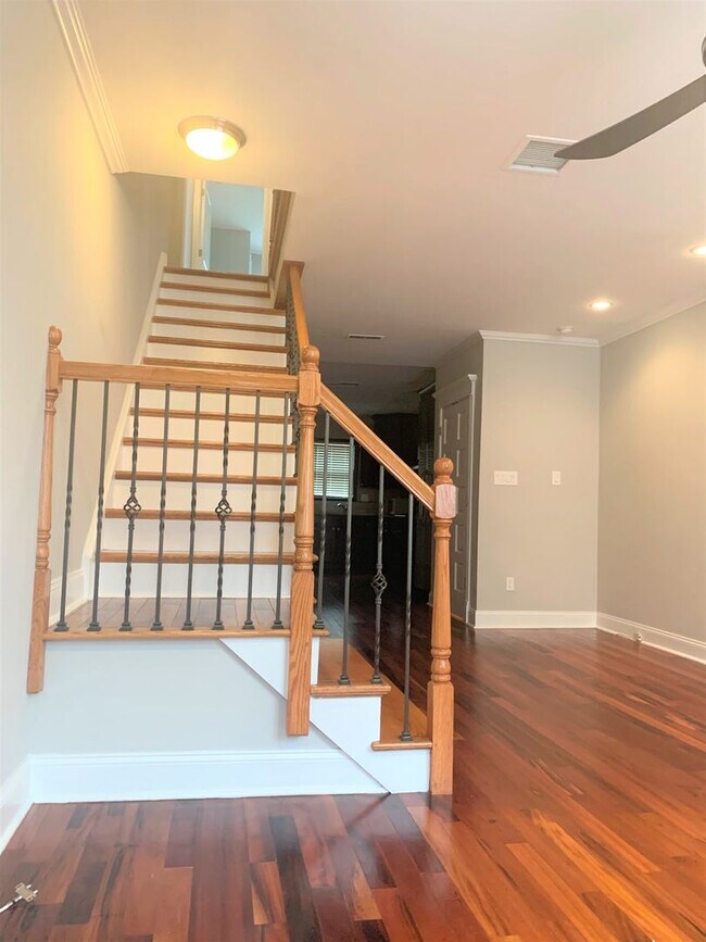 Foto del edificio - Gorgeous 3-Bedroom Townhouse Located in So...