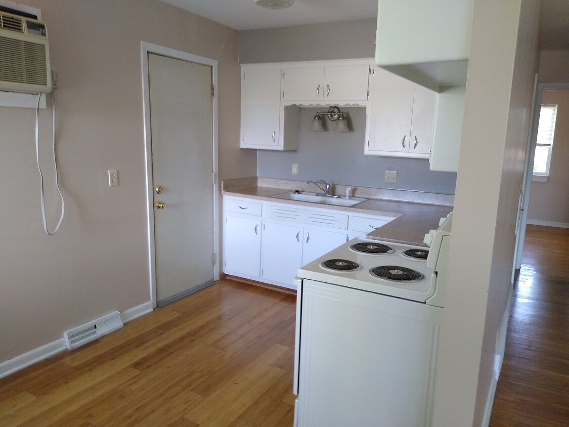 Kitchen - 925 Magnolia Ln
