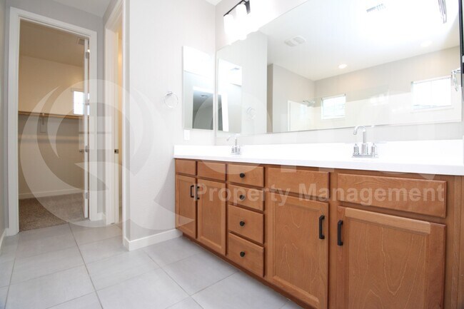 Foto del edificio - 1128 N Burbank Ct