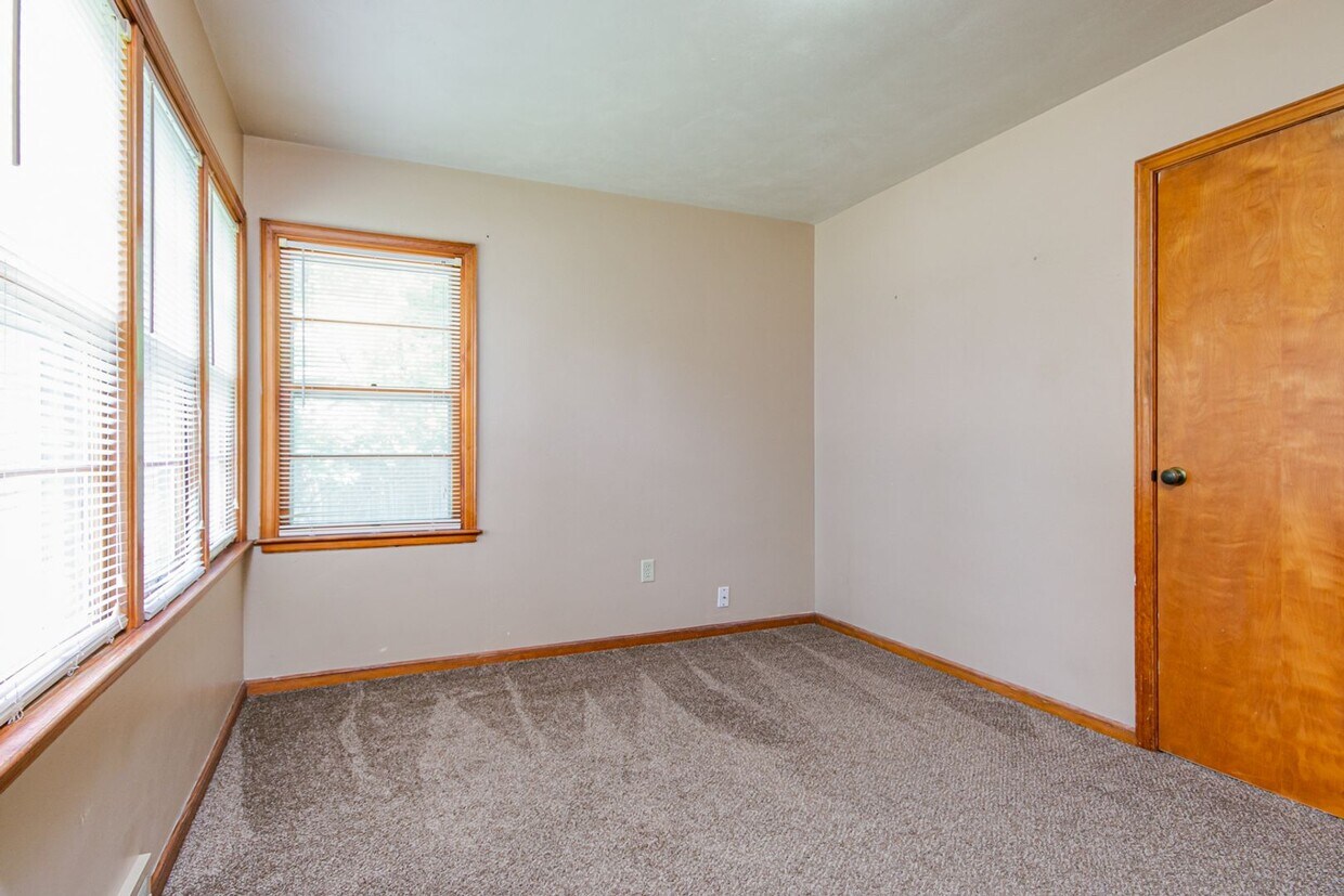Primary Photo - Great 5 Bedroom on East Side of Campus
