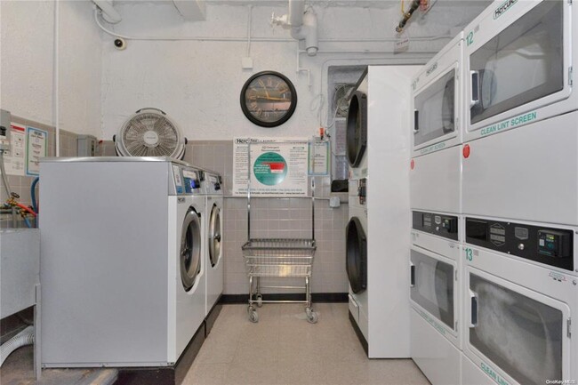 Foto del edificio - 67-41 41st St