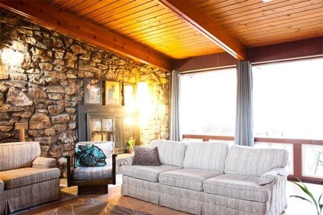 Foto del edificio - Just a Few Blocks from Campus! Unique mid ...