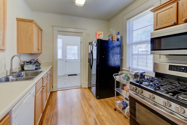 Cocina de lavandería/vestíbulo. - 795 Maury St