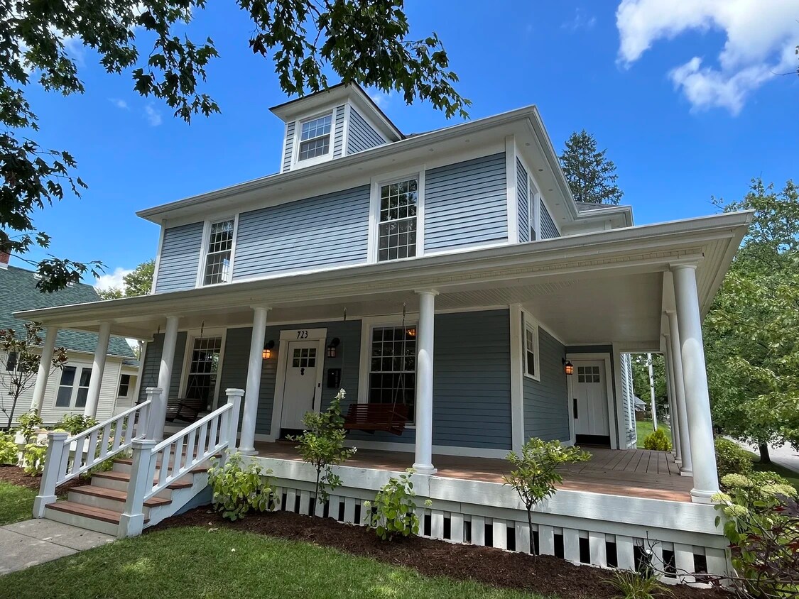 Foto principal - 723 E 10th St