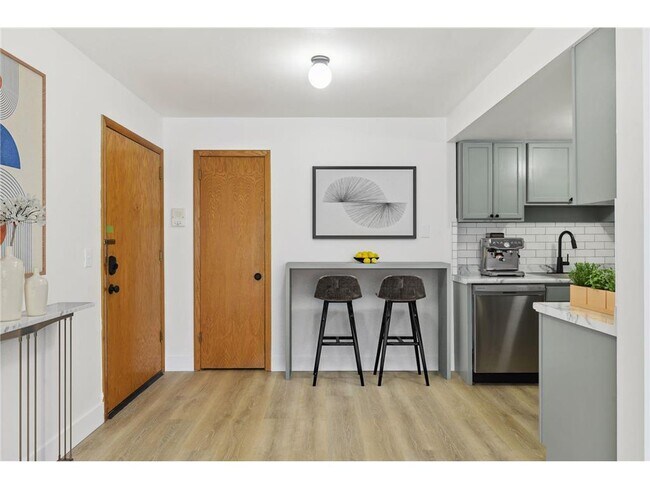 Building Photo - 99 E 54th St
