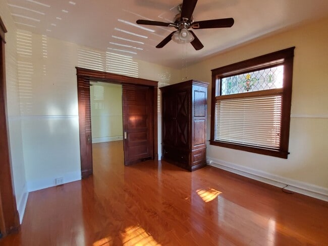 Building Photo - 1 br Downtown Charmer