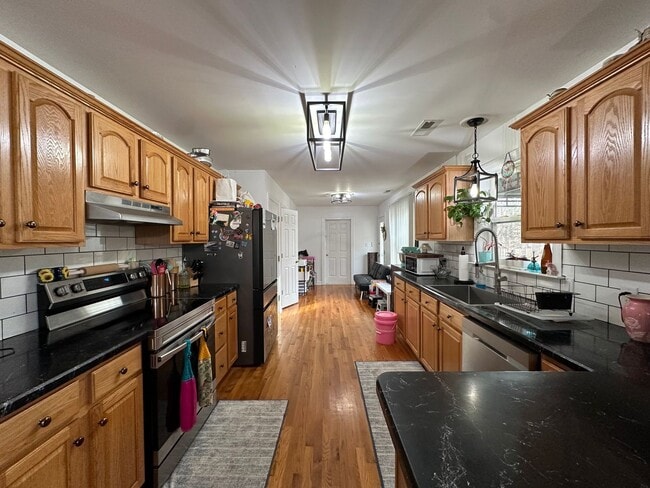 Building Photo - Elegant Waterfront Retreat