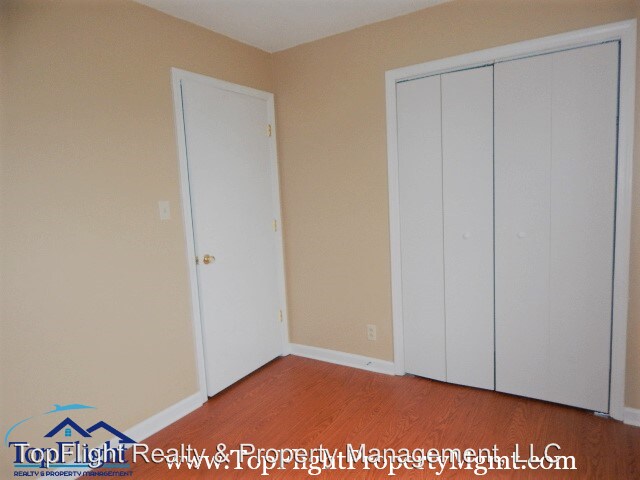 Building Photo - 263 White Oak Rd