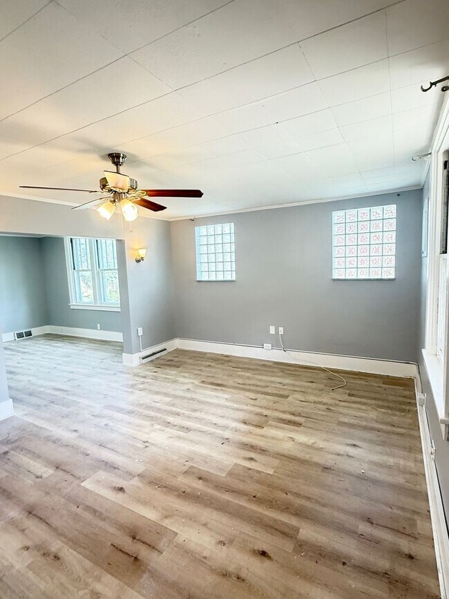 Foto del edificio - Updated 3 Bedroom 1 Bathroom in North Vers...