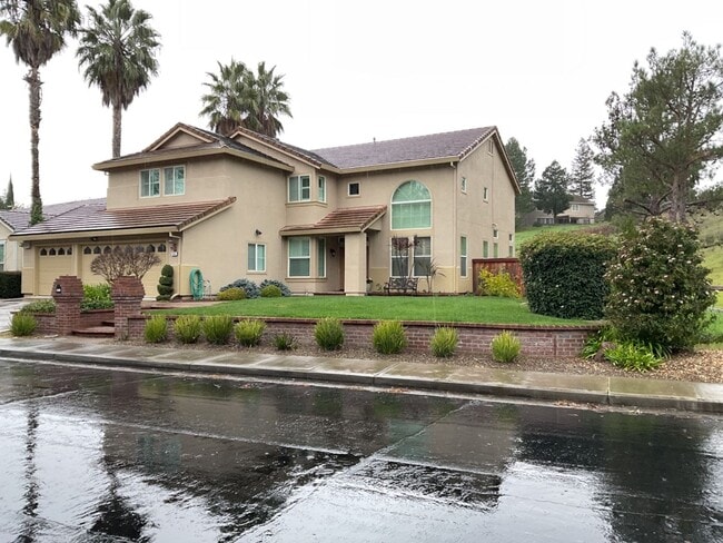 Building Photo - Gorgeous Home in Gated Community