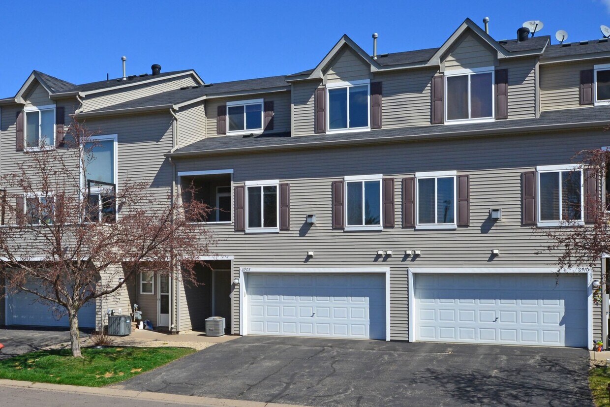 Primary Photo - Spacious 2 Bed, 2 Bath Townhome with Abund...