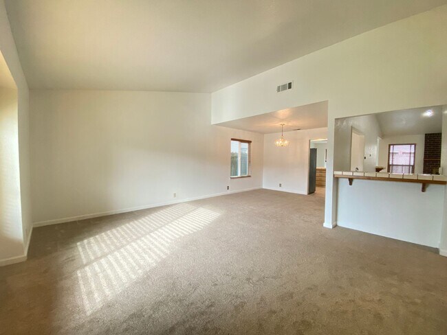 Building Photo - Spacious Manteca Home with a Pool